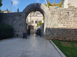 La Porte Hercule, Pula