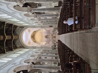 Calme et majesté sous la Basilique Saint-Martin