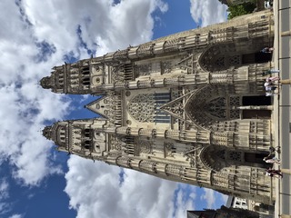 Vertigineuse façade gothique de la cathédrale Saint-Gatien