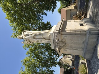 La statue du Cardinal de Richelieu veillant sur le grand parc où s'élevait autrefois son château
