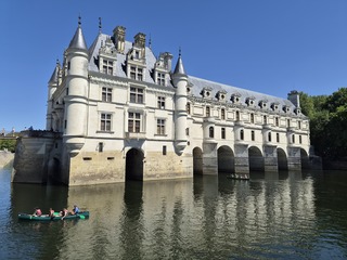 Le Château de Chenonceau et son pont sur le Cher