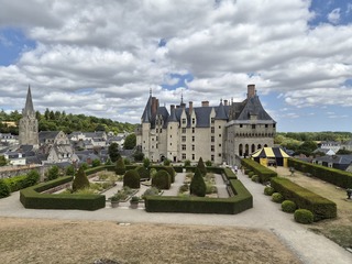 Le Château de Langeais qui contraste avec les résidences Renaissance de la région