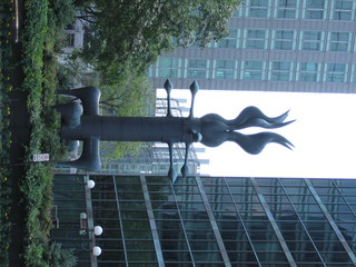 Une sculpture au milieu des gratte-ciels - Montréal