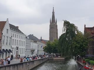 Au loin, l'église Notre-Dame, Bruges